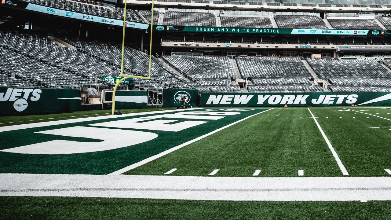 New York Jets wide receiver Garrett Wilson (17) practices before a